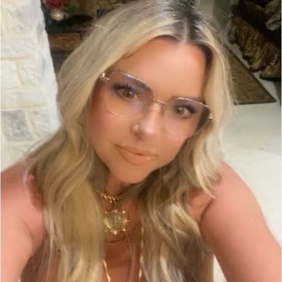 Meet your Posher, Stephanie - Picture 2 of 2